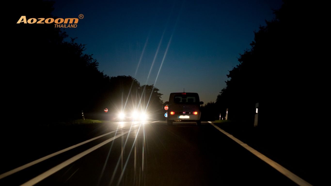 ขับรถกลางคืนอย่างปลอดภัย คู่มือรับมือไฟสูง รถสวนทาง และการเลือกไฟหน้าที่ไม่แยงตา